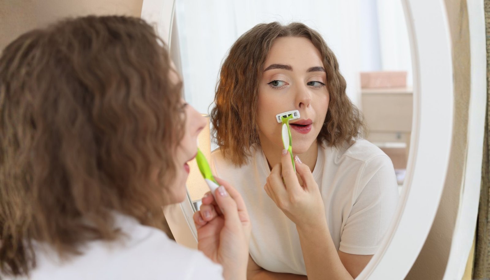 Menyikapi Bulu Halus di Atas Bibir Wanita