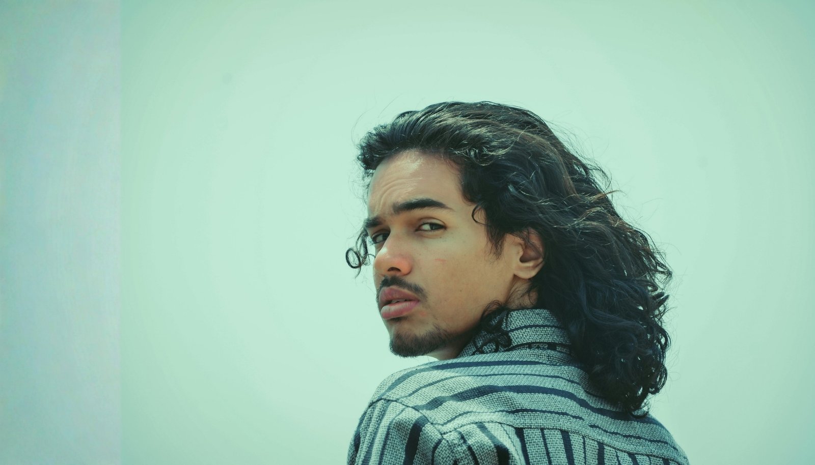 Rambut Sebelah Lebih Cepat Panjang? Ini Penjelasan Lembutnya