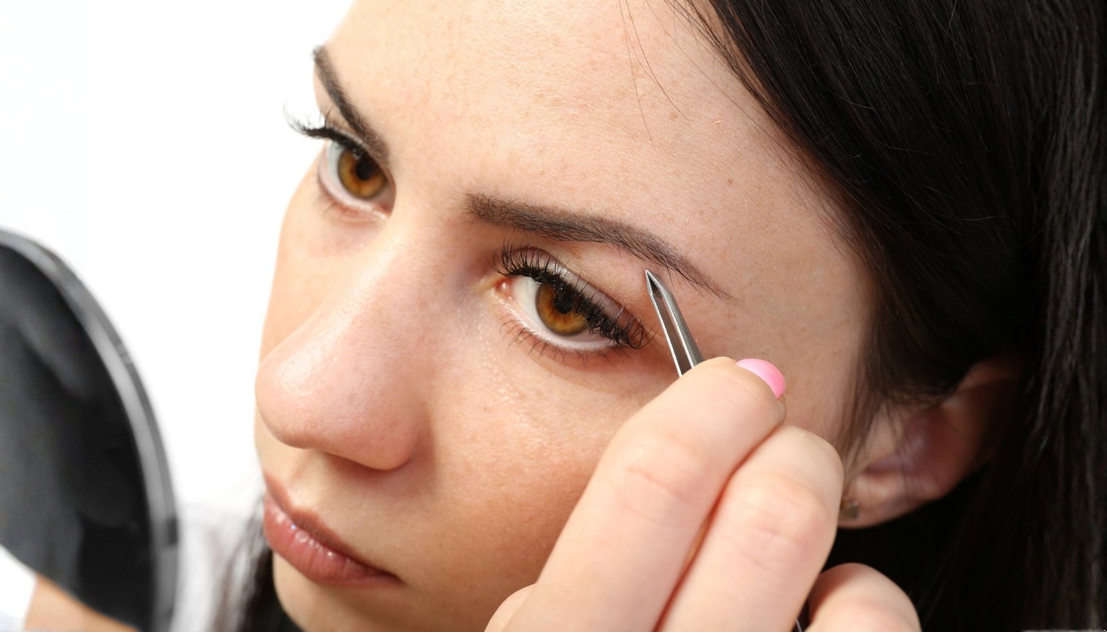 Benarkah Mencabut Alis Membuatnya Tumbuh Lebih Tebal dan Gelap?