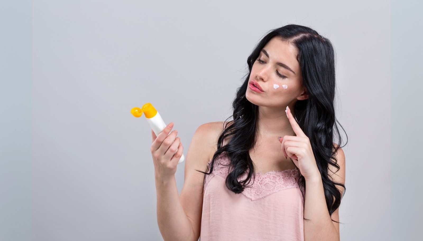 Cara Memilih Sunscreen untuk Kulit Berminyak di Musim Hujan